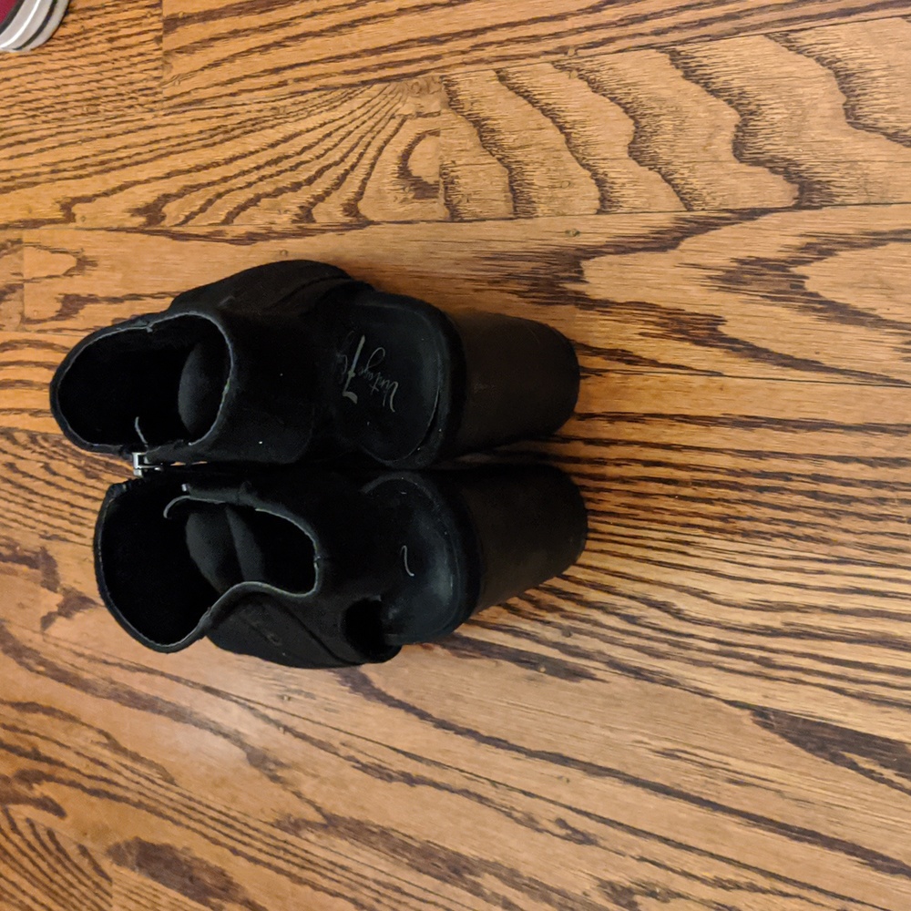 Shoes - Picture 3 of 8